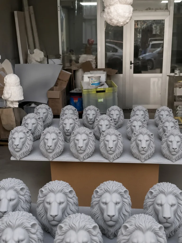 Gri astar uygulanmış aslan başı duvar dekorları kurumada