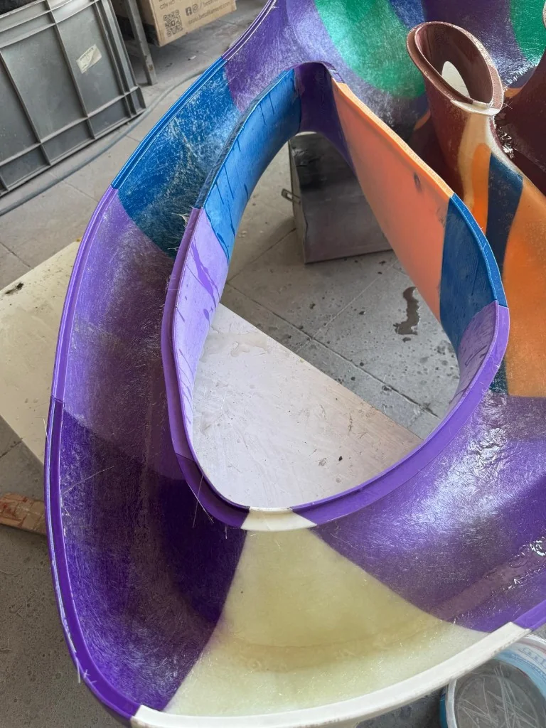 Fiberglass takviye: 3D baskı kabuk iç kısımdan cam elyaf ve reçine ile güçlendirilir — 2,5 metre krom kaplama duvar dekoru — 3D baskıdan ayna finish'e