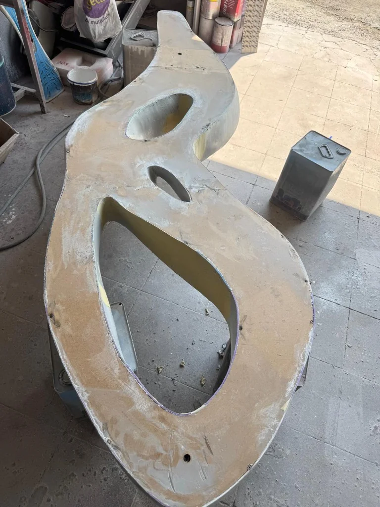 Arka yüz: kapatma, macun ve zımpara; montaj noktaları açılır — 2,5 metre krom kaplama duvar dekoru — 3D baskıdan ayna finish'e