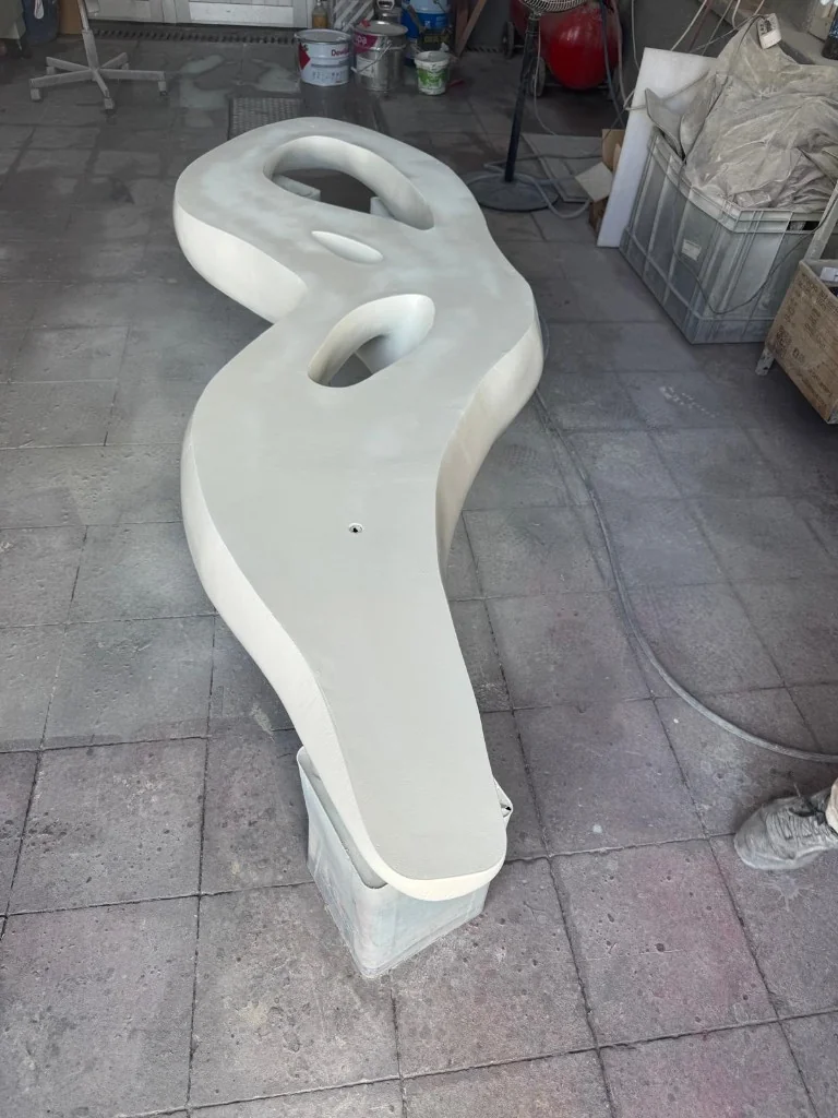 Astar: gövdenin tamamı tek tonda kontrol edilir — 2,5 metre krom kaplama duvar dekoru — 3D baskıdan ayna finish'e