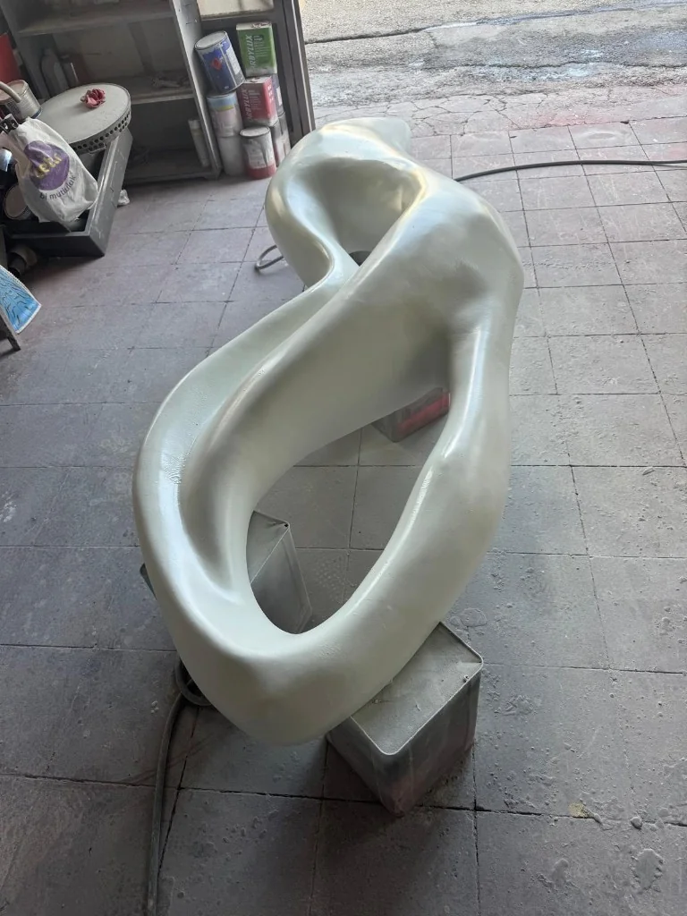 Ara kat ve zımpara: krom öncesi yüzey düzgünlüğü — 2,5 metre krom kaplama duvar dekoru — 3D baskıdan ayna finish'e